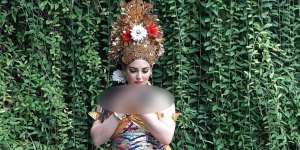 Wanita Cantik Berbusana Adat Bali Ini Putri Kerajaan Saudi?