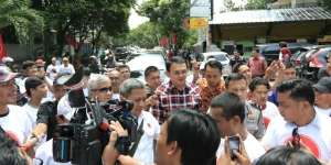 Jenguk Ibu Sakit, Ahok Ingatkan Ketua RW Rajin Cek Manula