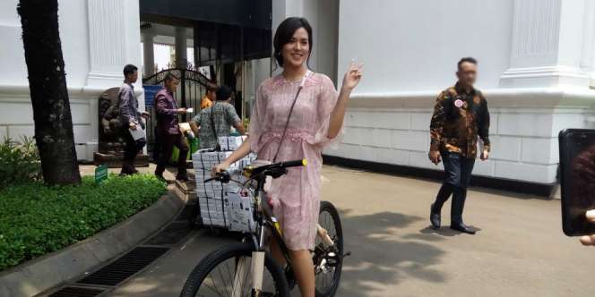 Raisa Dapat Hadiah Sepeda dari Jokowi