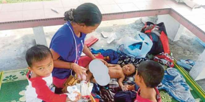 Ketabahan Pemulung, Pungut Sampah Sambil Gendong Bayi