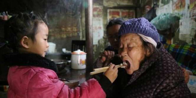 Perjuangan Anna, Bocah 5 Tahun yang Rawat Dua Nenek