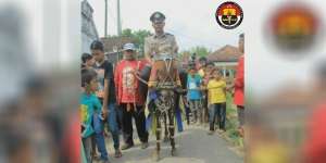 Lulus Jadi Polisi, Anak Petani Diarak Pakai Kuda