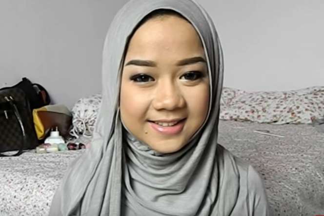 Begini Cara Pakai Hijab Berbahan Kaus