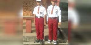 Viral! Foto Murid Pemimpin Upacara Bersepatu 'Menganga'