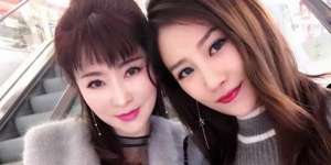 Sama-sama Cantik, Ibu dan Anak Ini Sulit Dibedakan