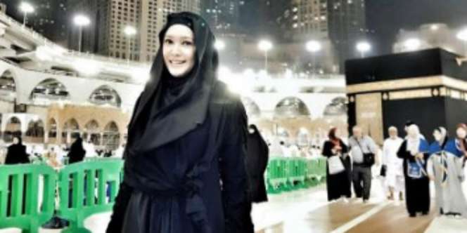 Penampilan Maia Estianty Saat Umroh Curi Perhatian Netizen