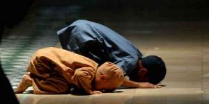 Ilmuwan AS Buktikan Manfaat Gerakan Sholat, Mereka Takjub!