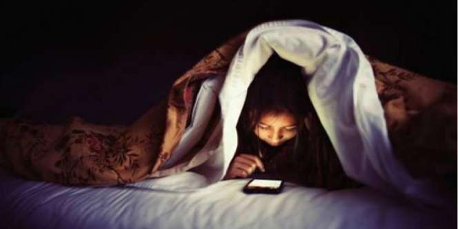 5 Bahaya Mengerikan Paparan Cahaya Biru Ponsel Sebelum Tidur