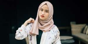 #HOTD: Gaya Feminin Firaa Assagaf dengan Bomber Pastel
