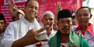 Bang Japar, Pendekar Pengawal Pilgub DKI Bersenjata Ponsel