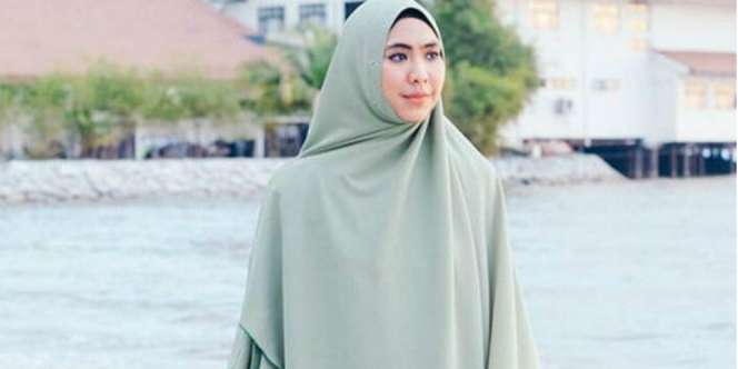 Deretan Artis yang Tetap Stylish dengan Balutan Busana Syari