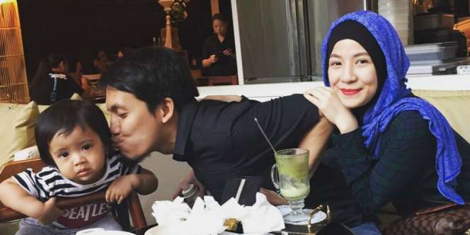 Gaya Istri Desta Beri Kejutan Ultah, Benar-benar Bikin Kaget!