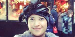 Intip Gaya Busana Liburan Adithya Putri Berhijab Turban