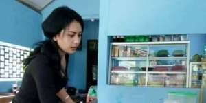 Penjual Kopi Cantik Ini Ternyata Mantan Pesinetron, Penasaran?