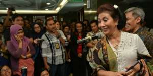 Ragam Gaya Santai Nan Nyentrik Menteri Susi Pudjiastuti