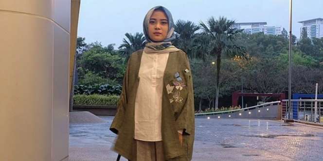 Tips Tampil Semi Formal Ala Desainer Restu Anggraini