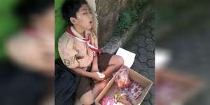 Kegigihan Abil, Jualan Jajanan Sampai Tertidur di Trotoar