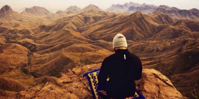 Masya Allah, Para Traveler Ini Tak Lupakan Ibadah Saat Liburan