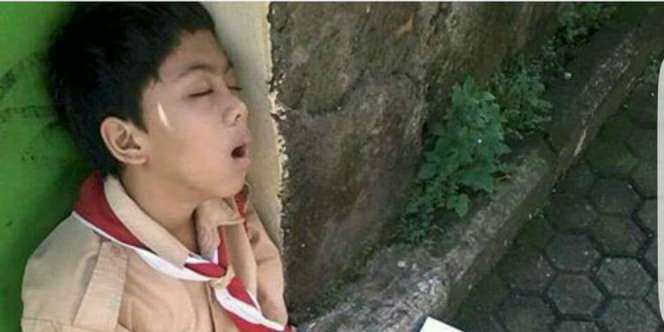 Kisah Haru Abil, Bocah SD yang Jualan Sampai Ketiduran