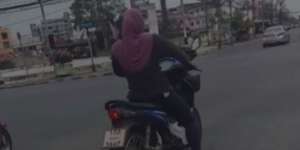 Ibu Ini Geber Motor Terobos Lampu Merah Bikin Geregetan! 