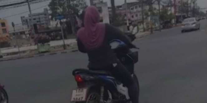 Ibu Ini Geber Motor Terobos Lampu Merah Bikin Geregetan! 