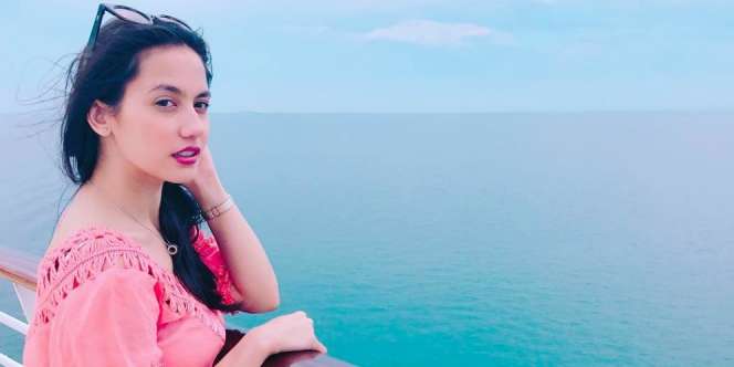 Cara Pevita Pearce Jaga Kulit Tetap Cerah Saat Traveling