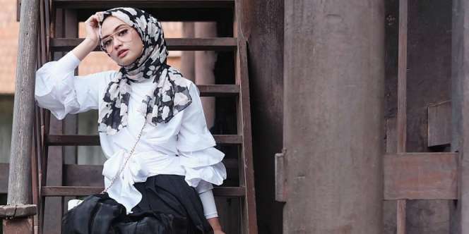 Bingung Padupadan Busana ke Kantor? Coba Gaya Ini 