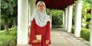 #HOTD: Paduan Blus Merah Panjang & Rok Sepan Hitam Nur Aziza B