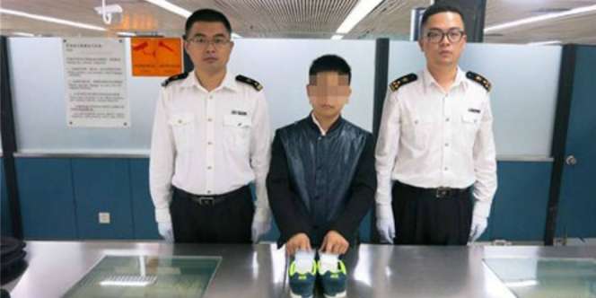 Si Pria Jalan Pincang, Ternyata Ada 1000 Berlian di Sepatu