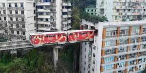 Unik, Rel Kereta Ini `Belah` Apartemen