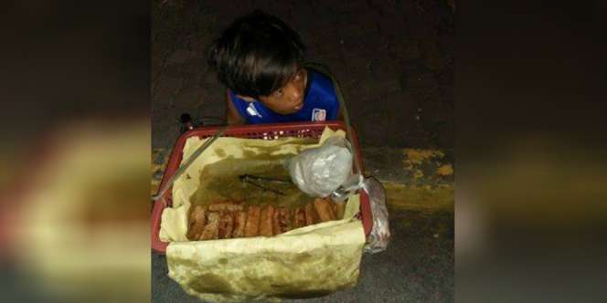 Jajakan Kue Hingga Larut Malam, Jawaban Si Bocah Bikin Iba