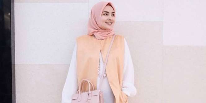 Tutorial Hijab Satu Pentul dengan Signature Scarf Ria Miranda