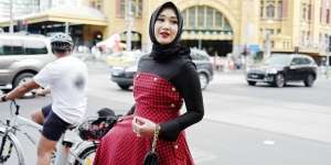 #HOTD: Hitam & Merah, Paduan Elegan Dian Pelangi