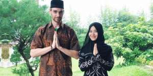 Bule Mualaf Ini Nikahi Gadis Medan, Kisahnya Bikin Baper