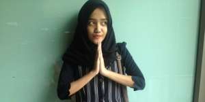 #HOTD: Balutan Monokrom Simpel Rini C. Natasya