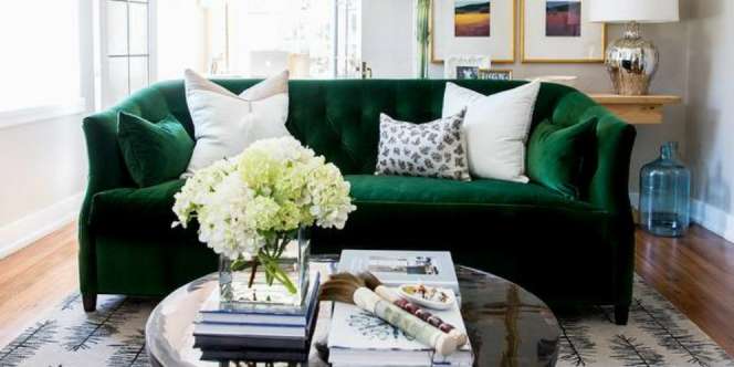 Ruangan Lebih Mewah dengan Sofa Hijau Emerald