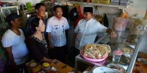 Di Kampung Warteg Anies Baswedan Berterima Kasih
