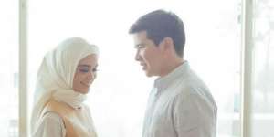 Cantiknya Istri Haykal Kamil Berjilbab Simpel Nan Stylish