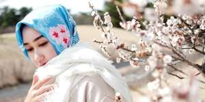 Cantiknya, Pose Dian Pelangi di Tengah Mekar Bunga Sakura