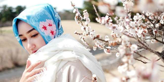 Cantiknya, Pose Dian Pelangi di Tengah Mekar Bunga Sakura
