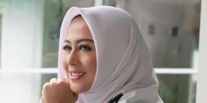Istri Denny 'Cagur' Tampil Beda dengan Hijab Monokrom
