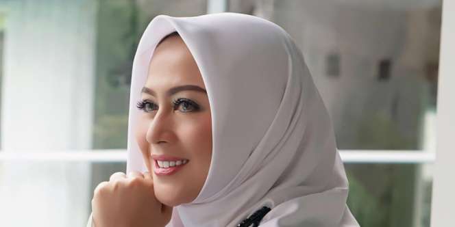 Istri Denny 'Cagur' Tampil Beda dengan Hijab Monokrom