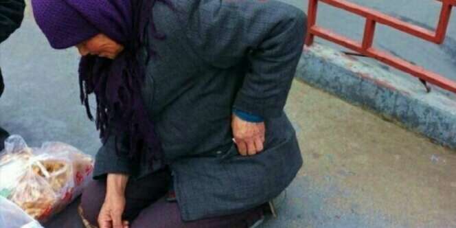 Usai Diberi Makan, Apa yang Lakukan Pengemis Ini Bikin Geram
