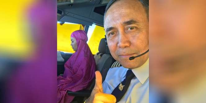 Kopilot Wanita Garuda Indonesia Sholat di Kokpit, Panen Pujian