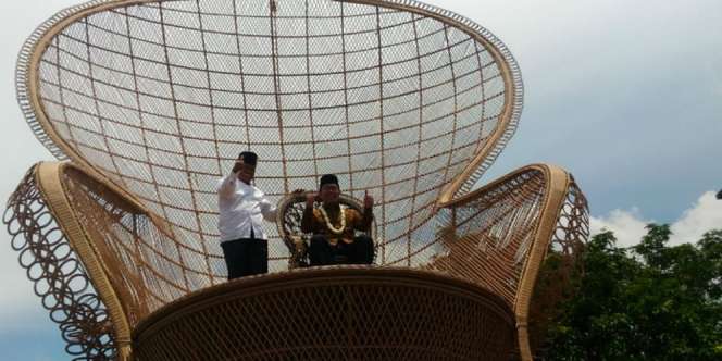 Heboh Kursi Rotan Raksasa di Cirebon, Ternyata....