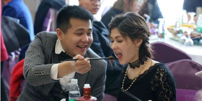 Heboh Bule Cantik Nikahi Pria Sederhana