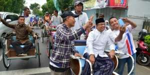 Hadiri Pengajian Habib Lutfi Pekalongan, Anies Naik Becak