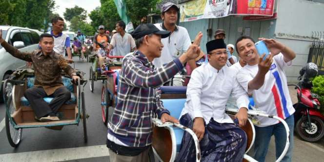 Hadiri Pengajian Habib Lutfi Pekalongan, Anies Naik Becak