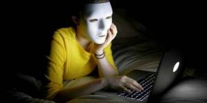 Hanya Buka Akun Facebook, Suami Siksa Istri Selama 3 Hari