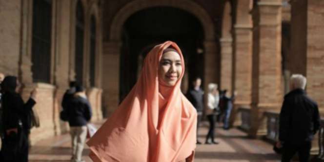 Di Spanyol, Busana Syar'i Oki Setiana Jadi Pusat Perhatian